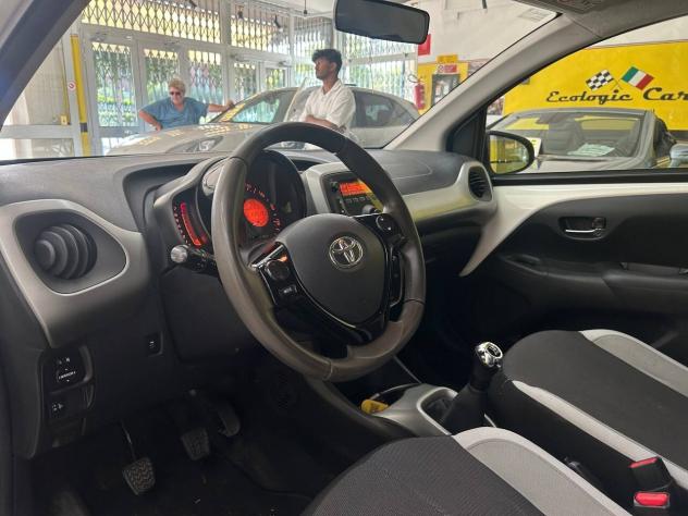 Toyota Aygo 1.0 VVT-i 69 CV 5 porte x-black TSS - Foto 9