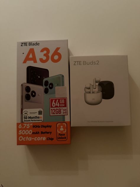 Telefono nuovo mai usato (sigillato) e auricolari