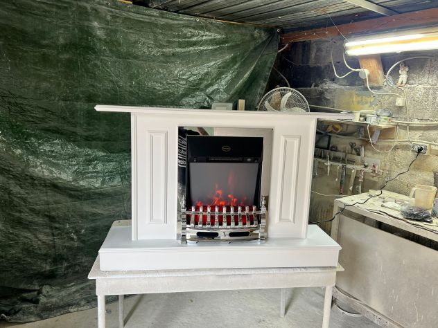 Camino elettrico boiserie bianco con cornice stufa argento con spedizione