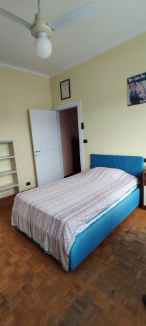 Camera spaziosa e luminosa, doppia uso singola, uso esclusivo parti comuni - Foto 3