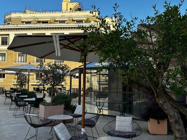 cameriera per banco pasticceria