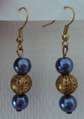 Orecchini con perle dorate e blu/violetto