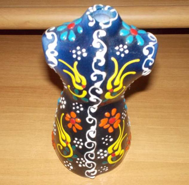 Statuetta portapenne decorata in ceramica