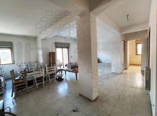 APPARTAMENTO di 5 vani e di 184 mq (MESSINA) rif. 2VS17103