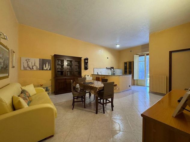 SOLUZIONE INDIPENDENTE SU TRE LIVELLI CON TERRAZZO - Foto 2