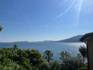BEL 3LOC ARREDATO DIRETTAMENTE SUL LAGO