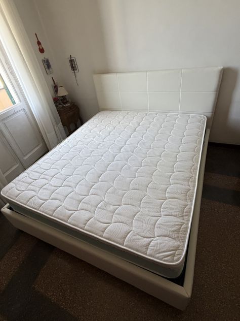 Letto matrimoniale con cassone e materasso