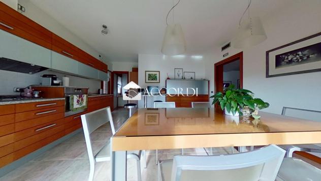 CASA INDIPENDENTE di 8 vani e di 240 mq (GODEGA DI SANT'URBANO) rif. DG025 - Foto 10