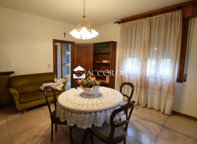 CASA INDIPENDENTE di 5 vani e di 228 mq (ASOLO) rif. BL075