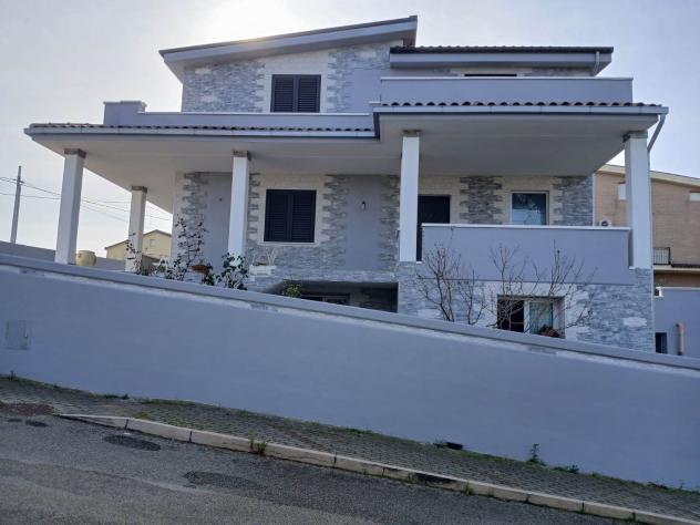Villa in Vendita in zona INCORONATA con giardino - Foto 2