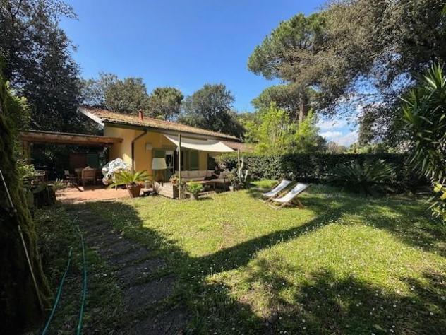 appartamento in vendita a Massa in zona Marina dei Ronchi