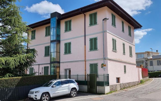 Appartamento in villa al piano terra con giardino privato e depandance