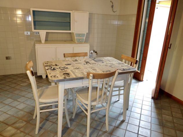 Credenza + Tavolo + 4 sedie anni '50 restaurati e decorati a mano - Foto 3