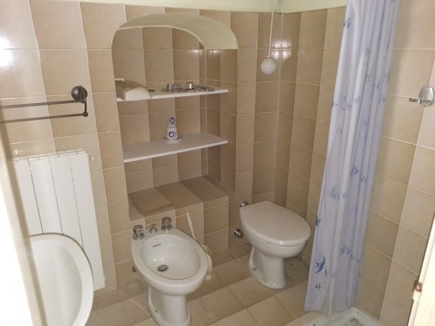 Azzio - ampia porzione di casa con box - Foto 8