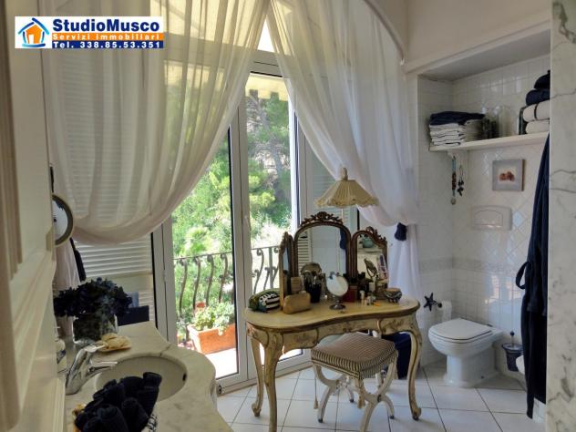StudioMusco vende a Capri, su via Marina Piccola panoramicissimo appartamento indipendente. Con ampia terrazza panoramica, piccolo giardinetto, posto - Foto 13