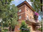 Pietrasanta-Palazzina di tre unità abitative con giardino e posti auto