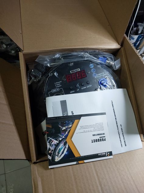 kit completo da 4 PAR LED SHEHDS professionali da 18x18W RGBW, NUOVI, mai usati - Foto 5