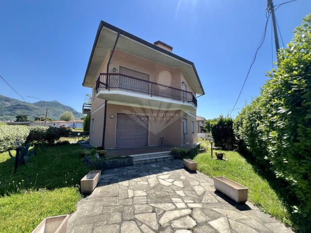 VILLA di 13 vani e di 200 mq (PIETRASANTA) rif. 185/VVE