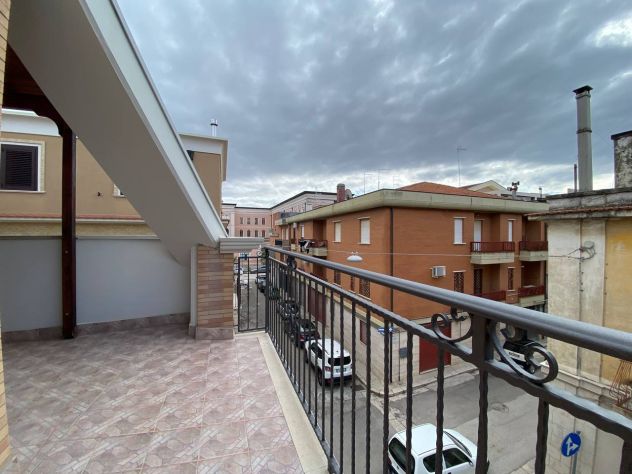 ELEGANTE APPARTAMENTO CON MANSARDA TERRAZZO E BOX - Foto 4