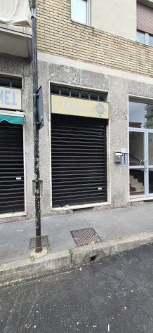 ?🏢 AFFITTASI NEGOZIO / UFFICIO 40 MQ – ZONA METRO BANDE NERE (MM1) 🤝 PRIVATO