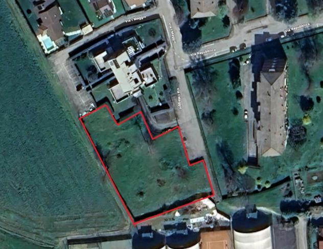 Vendita Terreno edificabile da 2900 mq in Via Primo Maggio con giardino