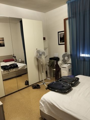 Camera singola letto matrimoniale arredata, uso del bagno e cucina incluso. - Foto 2