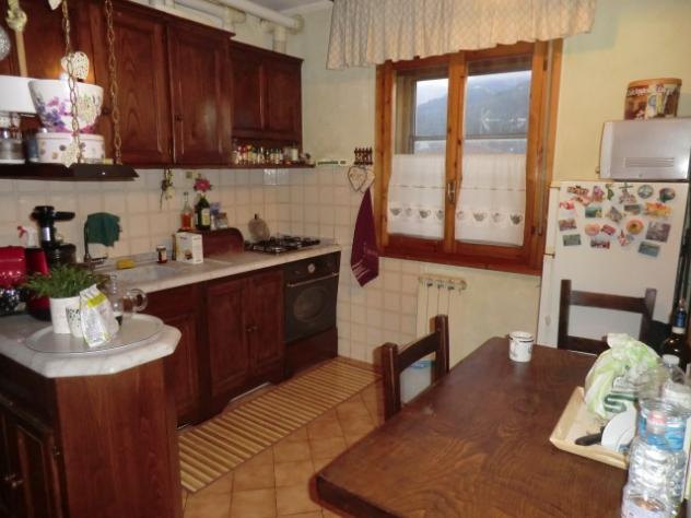 Capezzano in ottima posizione, appartamento sito al secondo piano con ingresso e angolo cottura,2 camere matrimoniali,bagno con vasca , ripostiglio e - Foto 2