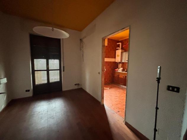 VILLA SINGOLA CON DUE APPARTAMENTI DA PARZIALMENTE RISTRUTTURARE - Foto 18