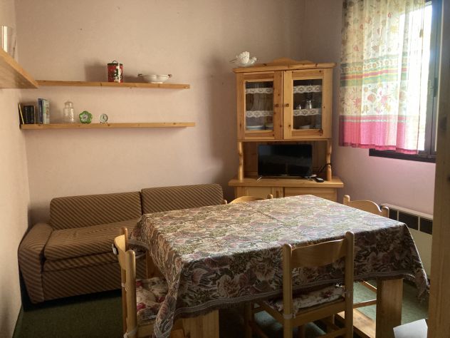 Vetrina, tavola, sedie e accessori