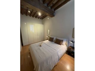 Elegante bilocale arredato in centro storico a Parma – Travi a vista