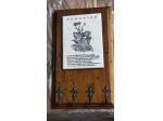 Portachiavi da parete in legno vecchio e marmo
