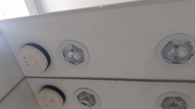 Specchio per bagno con luce e armadietto in legno. - Foto 3