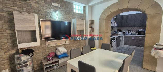 VALDERICE - Casa a solo piano terra e primo, mq 180 ca, ampio 4 vani oltre accessori con giardino e terrazzo. Ristrutturata. Euro 200mila CL GI