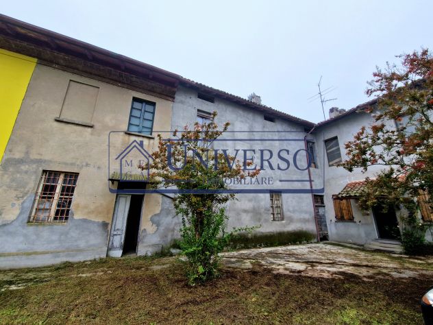 PORZIONE DI CASCINA CON AMPIO GIARDINO PRIVATO