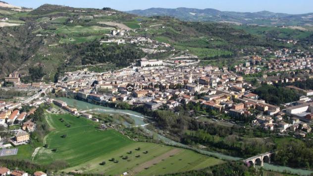 Nel cuore pulsante di fossombrone, in una posizione di prestigio su corso garibaldi, proponiamo in vendita/affitto locale commerciale di circa 25 mq a - Foto 9