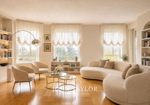 Appartamento di 200 m² con 5 locali e box auto in vendita a Milano