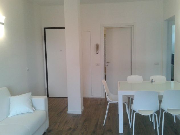 Trilocale con doppio balcone, ristrutturato e arredato - Foto 5