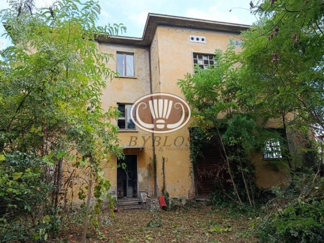 Azzate zona Bellavista casa indipendente da ristrutturare con giardino privato e 6 boxes