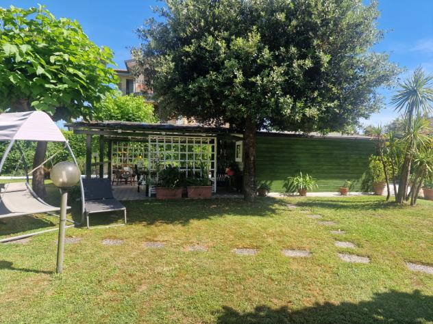 RONCHI, località Poveromo, a pochi minuti dal mare, proponiamo in vendita ampia porzione di villa bifamiliare composta di soggiorno luminoso, cucina a - Foto 9