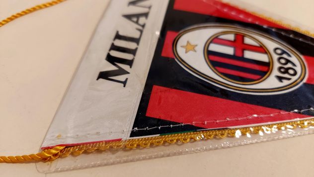 GAGLIARDETTO TRIANGOLARE CON LOGO UFFICIALE MILAN art. MI1210 NUOVO - Foto 2