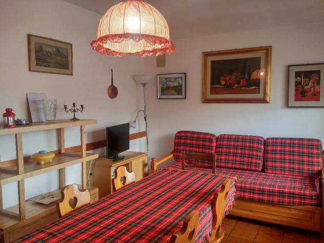 AMPIO BILOCALE IN OTTIMA POSIZIONE SOGGIORNO CON DIVANO LETTO, CAMERA DA LETTO MATRIMONIALE , BALCONE, BAGNO CON LAVATRICE E BOX AUTO - Foto 3