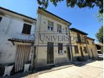 CASA CON DUE APPARTAMENTI DI DUE LOCALI CON DUE BOX E CORTILE