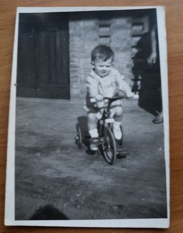 PICCOLA FOTOGRAFIA DI BAMBINO CON TRICICLO -