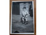 PICCOLA FOTOGRAFIA DI BAMBINO CON TRICICLO -