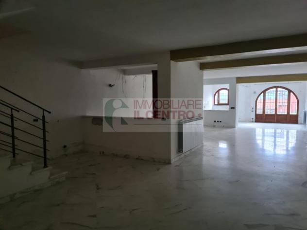 Semindipendente di ampia metratura con giardino privato e garage - Foto 9