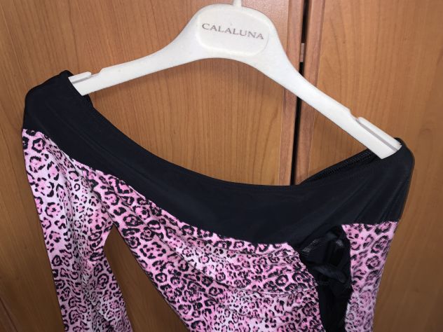 UNA MAGLIETTA NUOVA MA VINTAGE DA DONNA/RAGAZZA ELASTICIZZATA CON UNA MANICA SOL - Foto 3