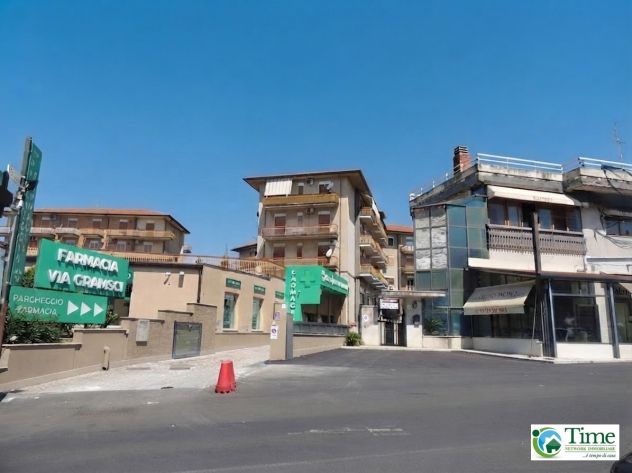 Deposito 190 mq con piccolo ufficio in vendita a Gravina di Catania