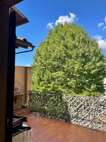 Appartamento arredato composto da soggiorno con angolo cottura, camera matrimoniale e camera singola, due bagni e grande terrazzo, il tutto completame