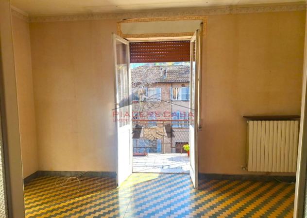 Orvieto scalo - Appartamento con balcone e locale uso garage in vendita.