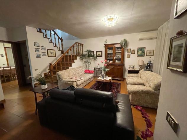VILLA A SCHIERA di 10 vani e di 150 mq (PIETRASANTA - Fiumetto) rif. 066/VV